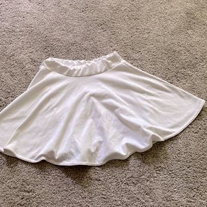 White skirt/women’s(this will be washed before coming to you) 10$